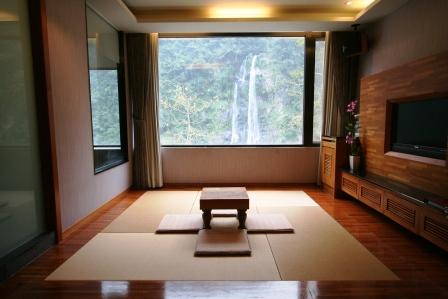 昨年12月に誘われるままに訪れた烏来（ウーライ、台湾北部）という温泉のホテルの客室